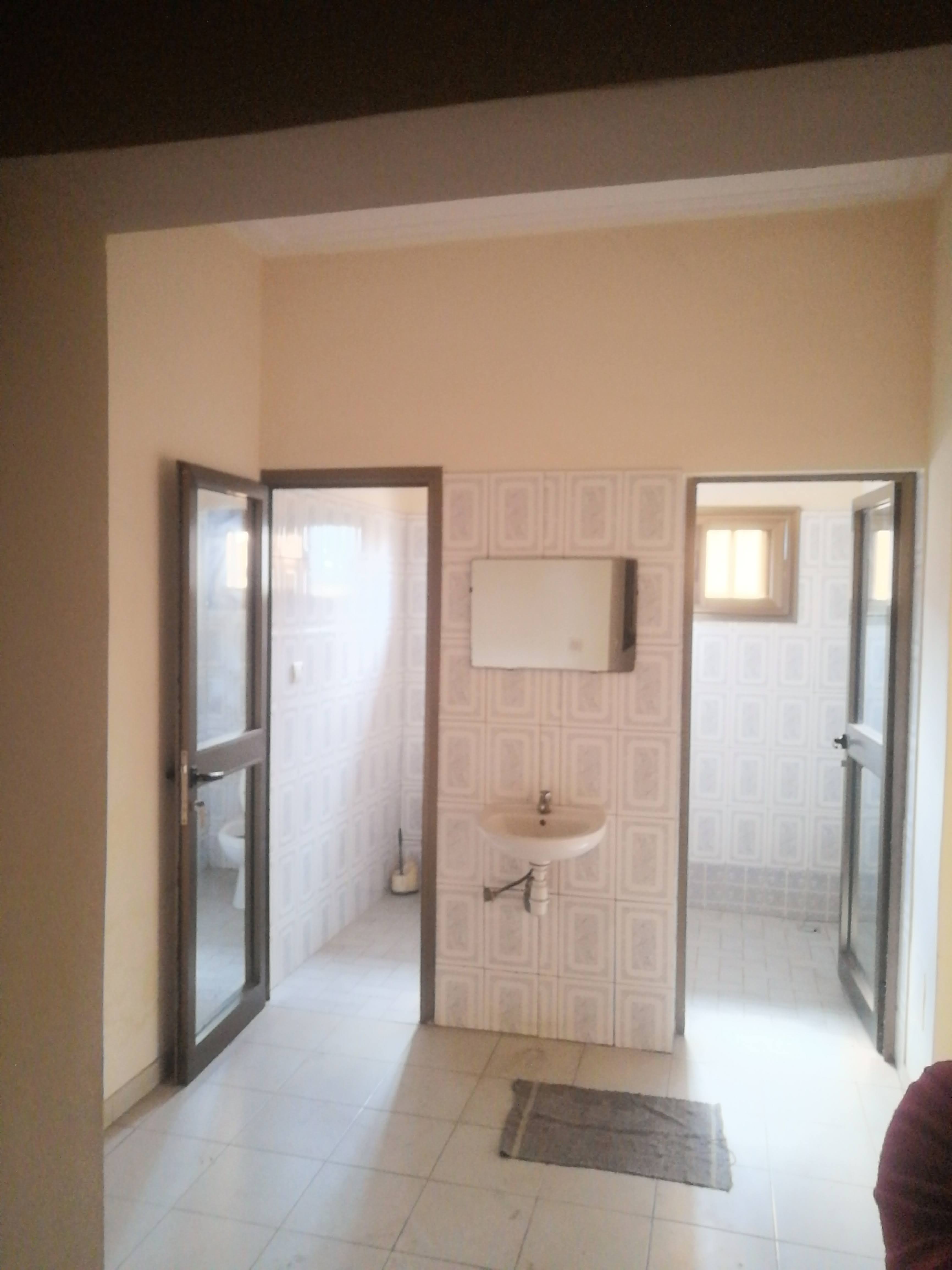 À louer  2 appartements pour bureaux à Didjolé, Lomé  4 chambres chacun