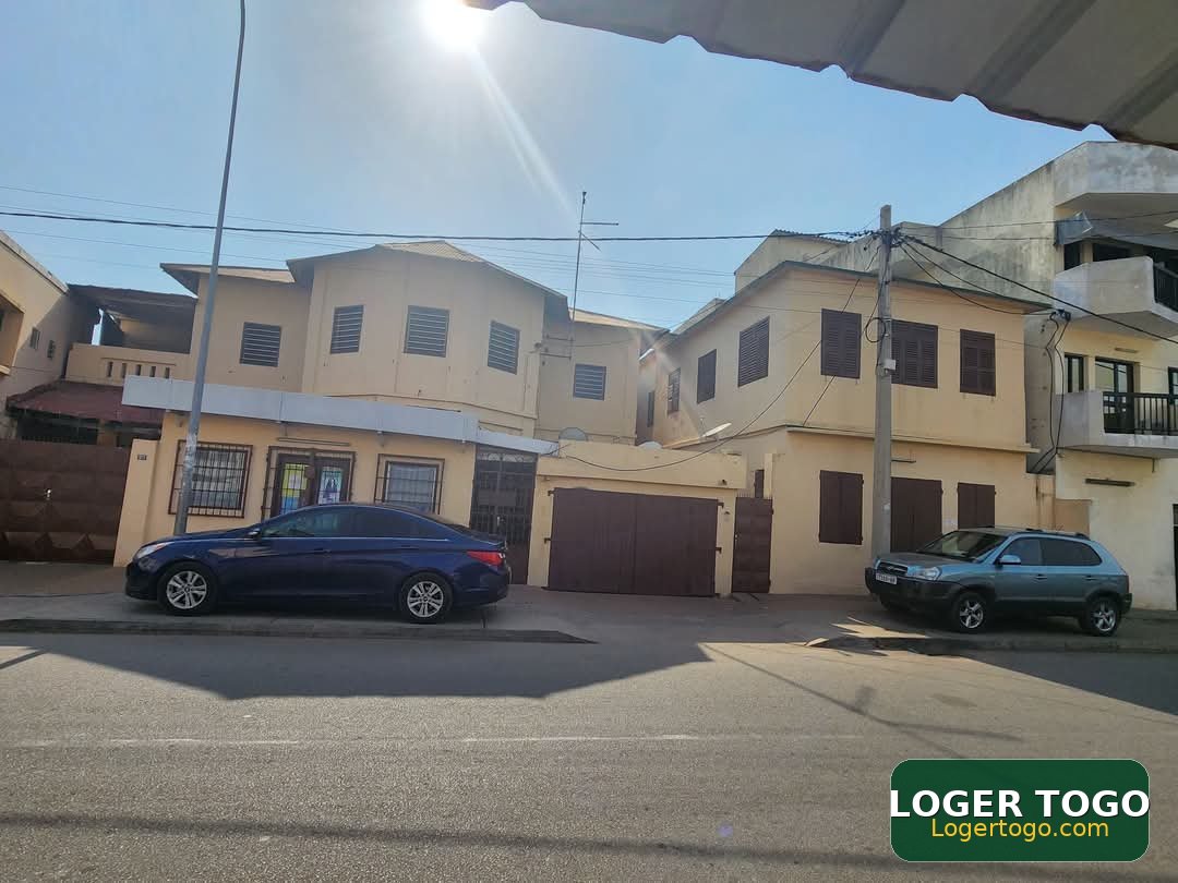 Un immeuble au bord du goudron au Quartier DES ÉTOILES derrière ENA - Photo 1