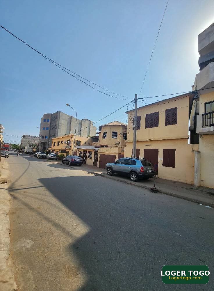 Un immeuble au bord du goudron au Quartier DES ÉTOILES derrière ENA - Photo 2