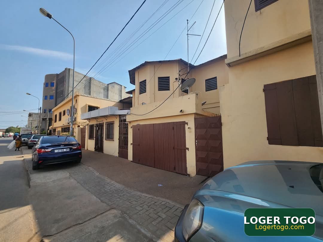 Un immeuble au bord du goudron au Quartier DES ÉTOILES derrière ENA - Photo 3