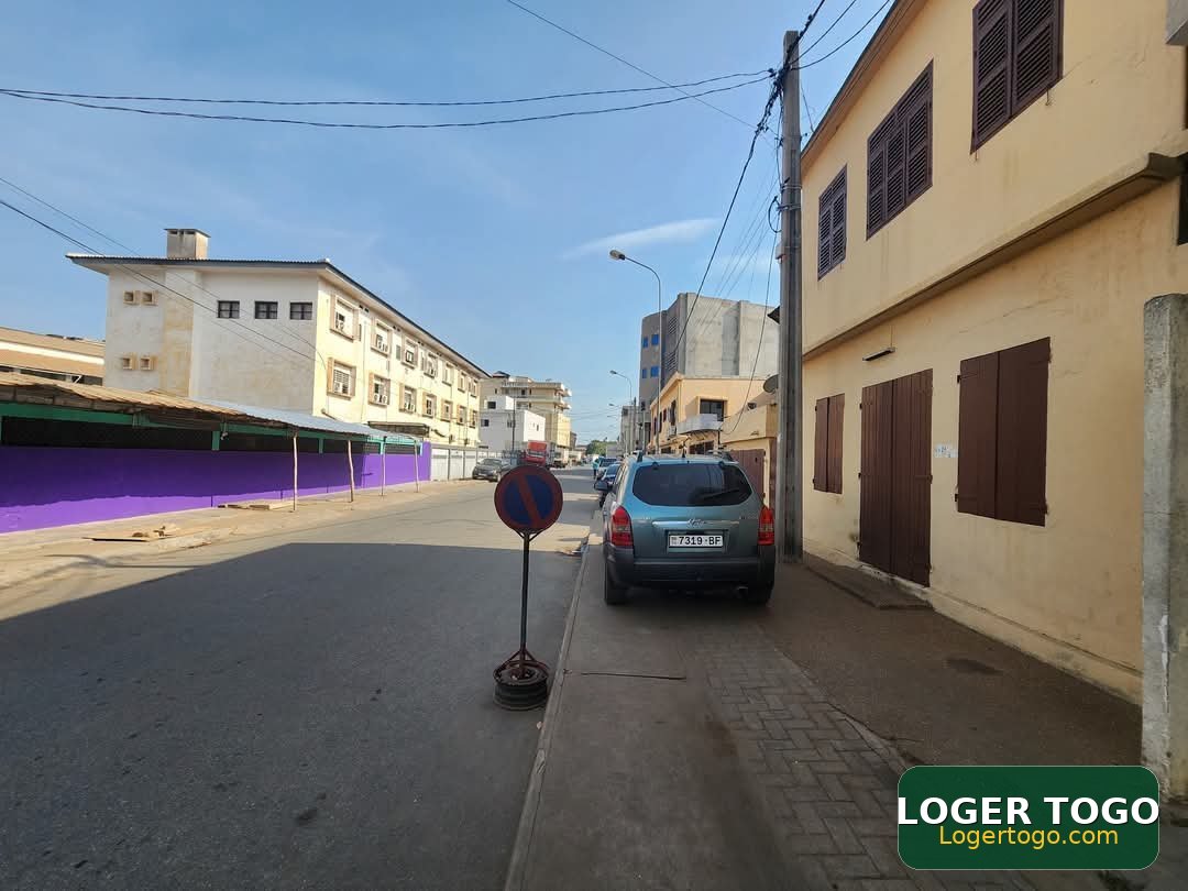 Un immeuble au bord du goudron au Quartier DES ÉTOILES derrière ENA - Photo 6