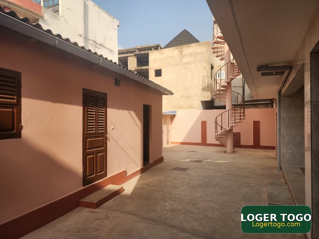 Villa à vendre en face Tokoin hôpital sur angle rue - Photo 8