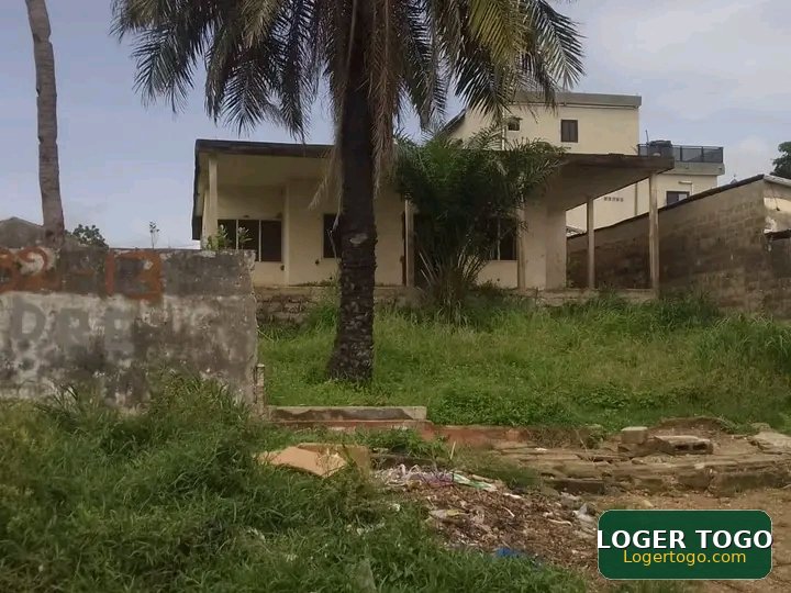 1 lot en vente au bord de la nationale N°1 à Kara