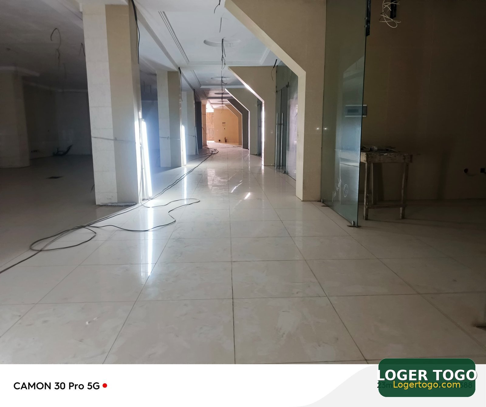 GRAND HÔTEL R+5 BÂTI SUR 1600m² SITUÉ À 30m DU GOUDRON À ADIDOADIN - Photo 1