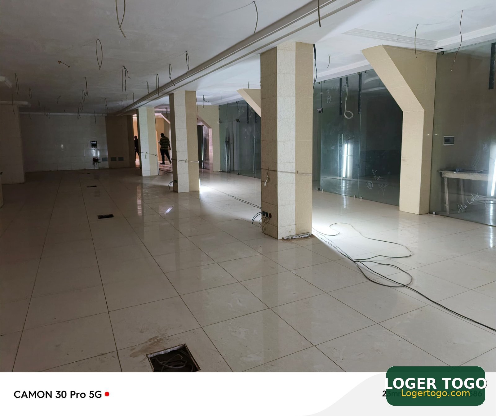 GRAND HÔTEL R+5 BÂTI SUR 1600m² SITUÉ À 30m DU GOUDRON À ADIDOADIN - Photo 2