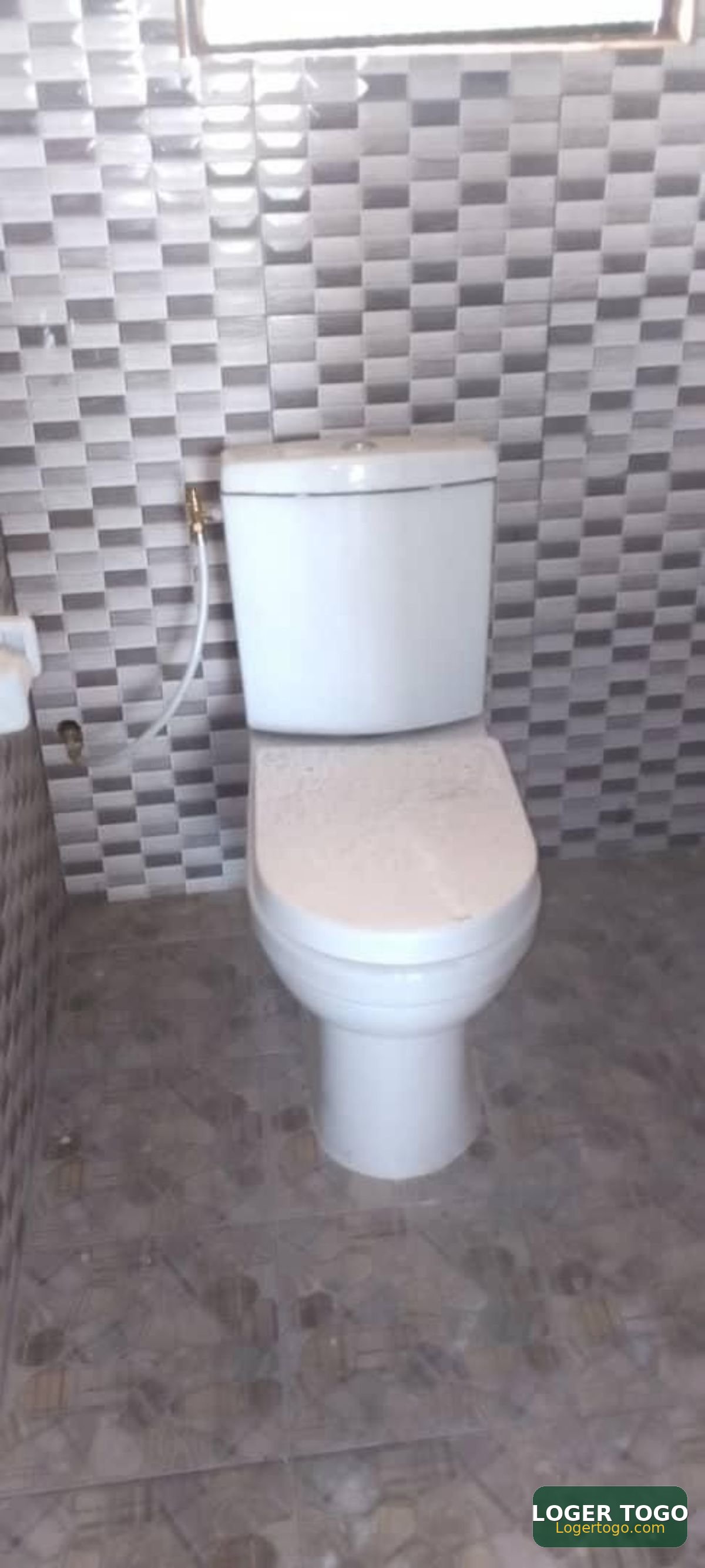 Studio avec WC à louer a agoè 2