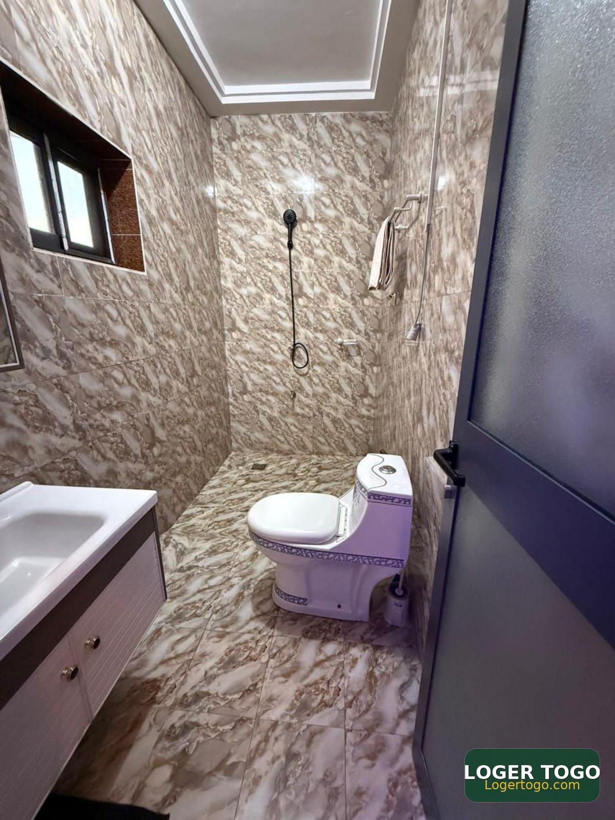 Appartement meublé à l etage au bord du goudron - Photo 3