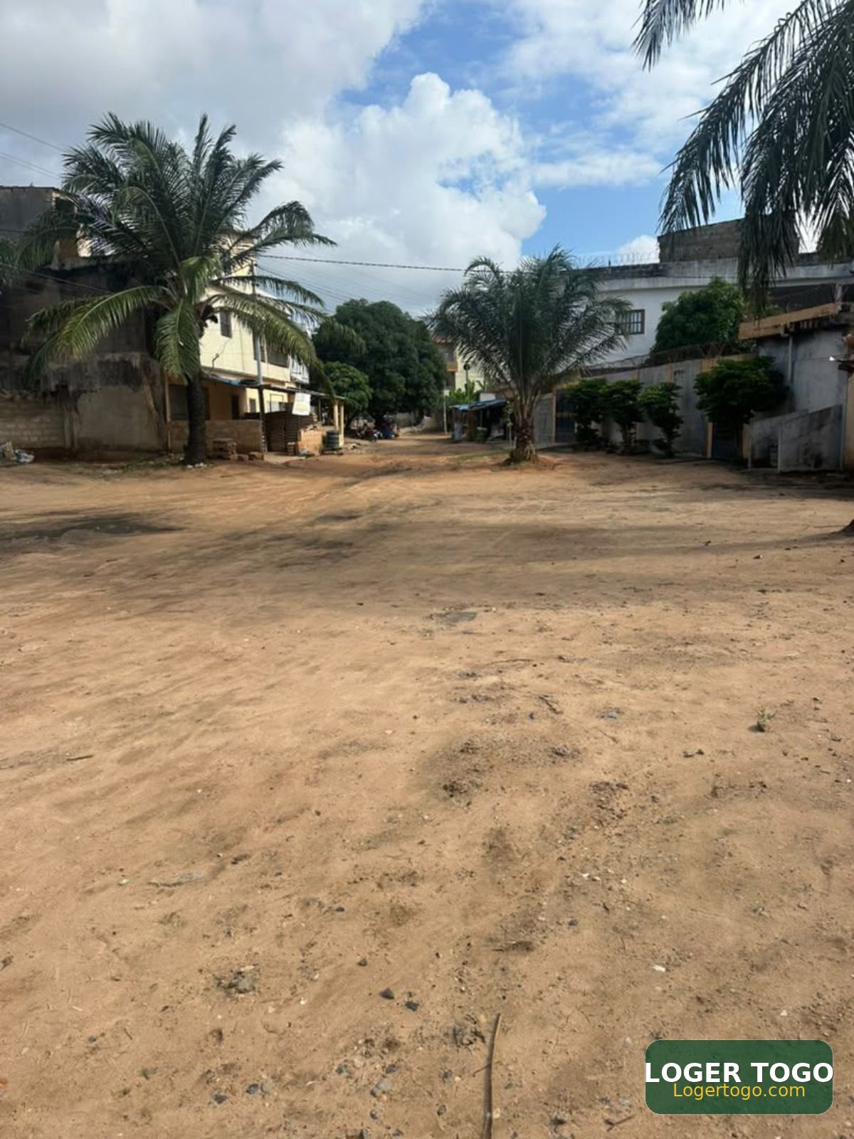 Villa sur 1/2 lots Agoe marché Assiyeye