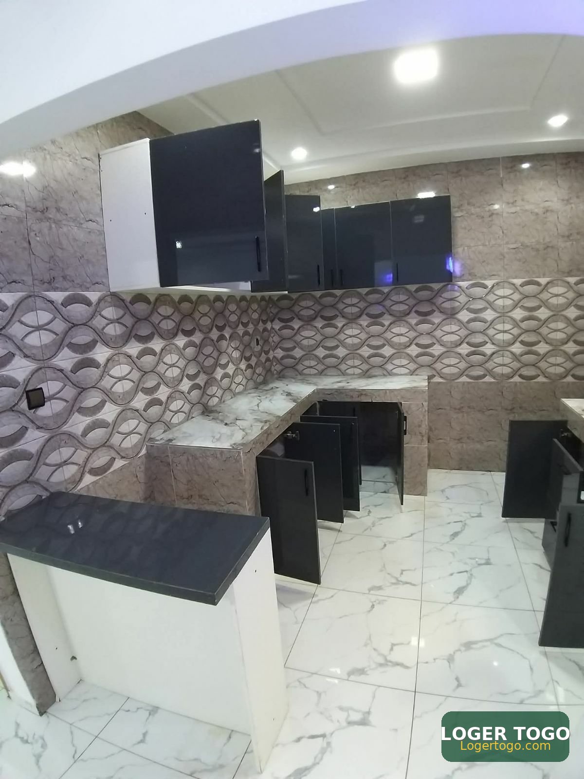 Location cour unique 3 chambres salon à kégué - Photo 2